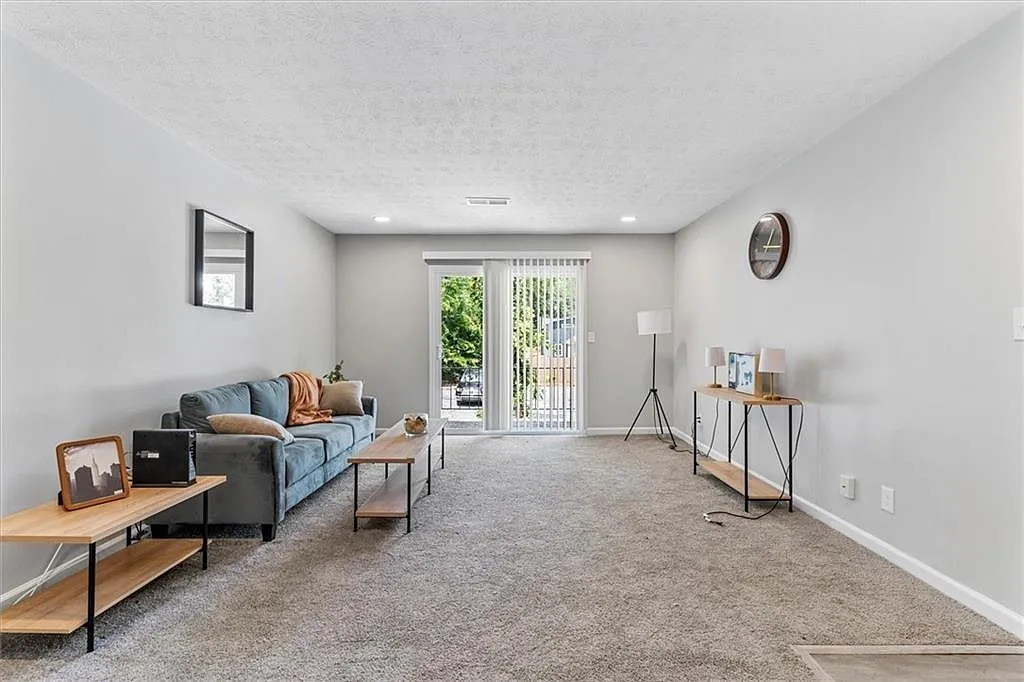 2 bed, 1.0 bath, 1095 sqft, $1,295 — Photo 3