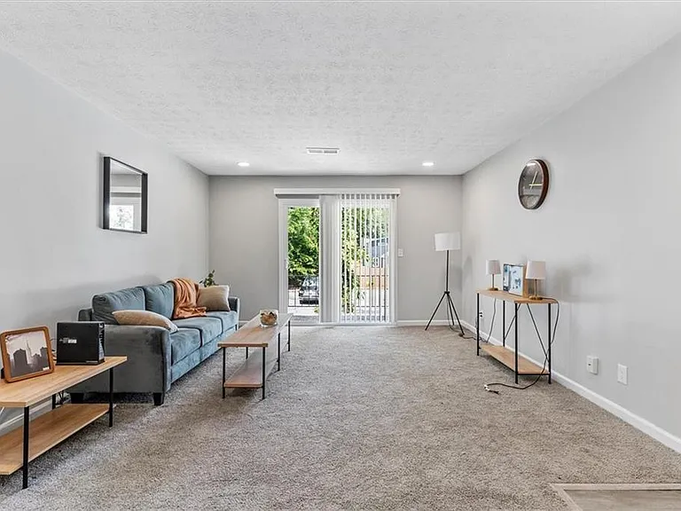 1701 Hawthorne Ave #12 — Photo 3