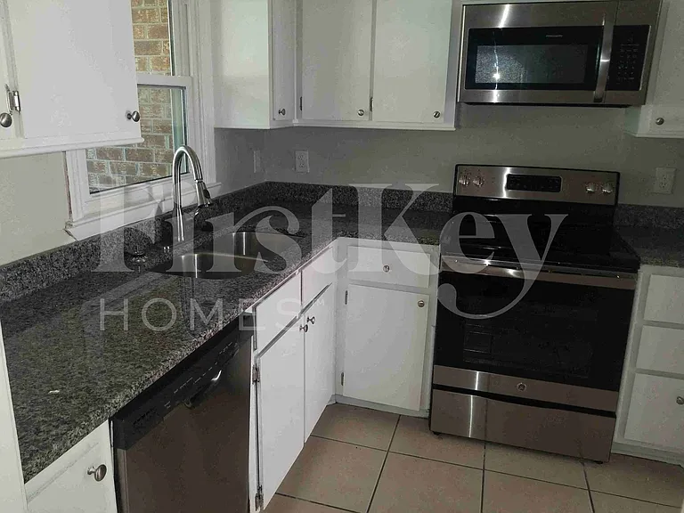 430 Citadel St — Photo 6