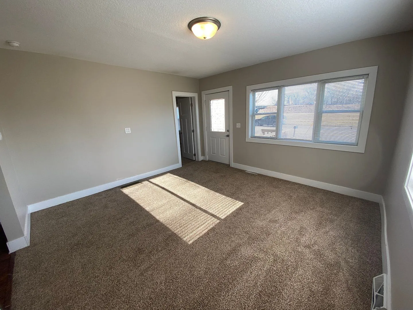 4 Bedroom Home just 3 minutes from downtown with detached garage! — Photo 3