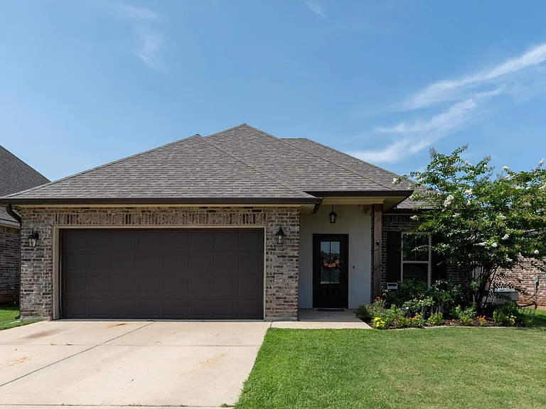 430 Mangrove Ln — Photo 1
