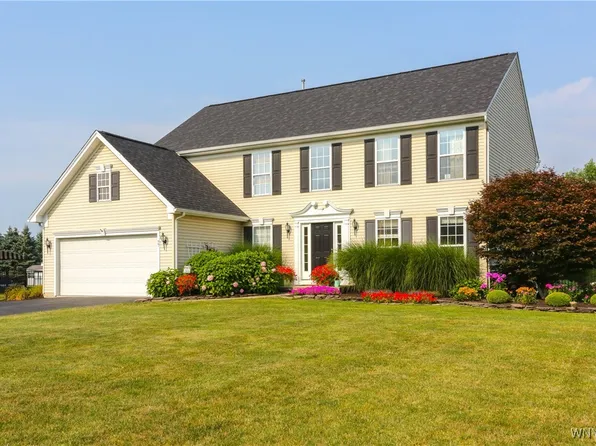 77 Graystone Ln, Orchard Park, NY 14127