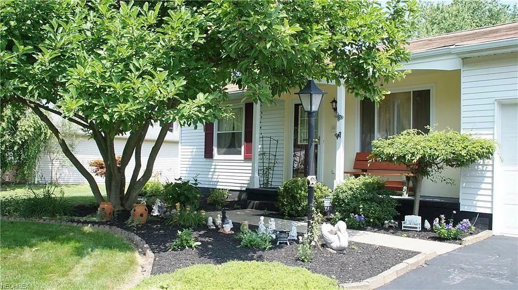 7935 Raglan Dr NE photo 1