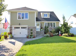 2736 Riverside Ave, Merrick, NY 11566