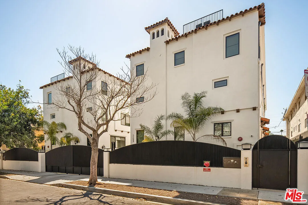 3 bed, 3.5 bath, 2200 sqft, $6,000 — Photo 2