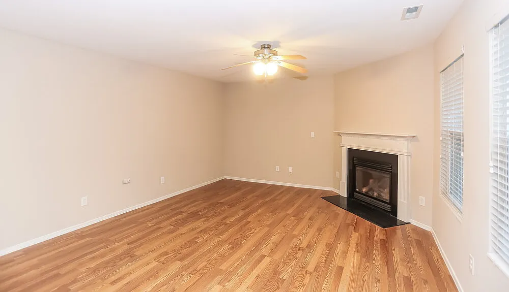 4 bed, 2.5 bath, 2340 sqft, $2,400 — Photo 4