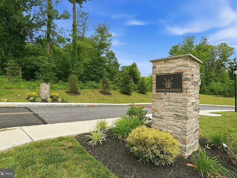 411 W Ponds Edge Dr — Photo 56