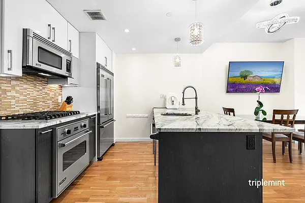 Sold by Triplemint | media 3