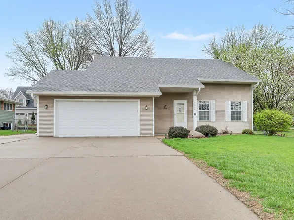 1306 University St, Pella, IA 50219