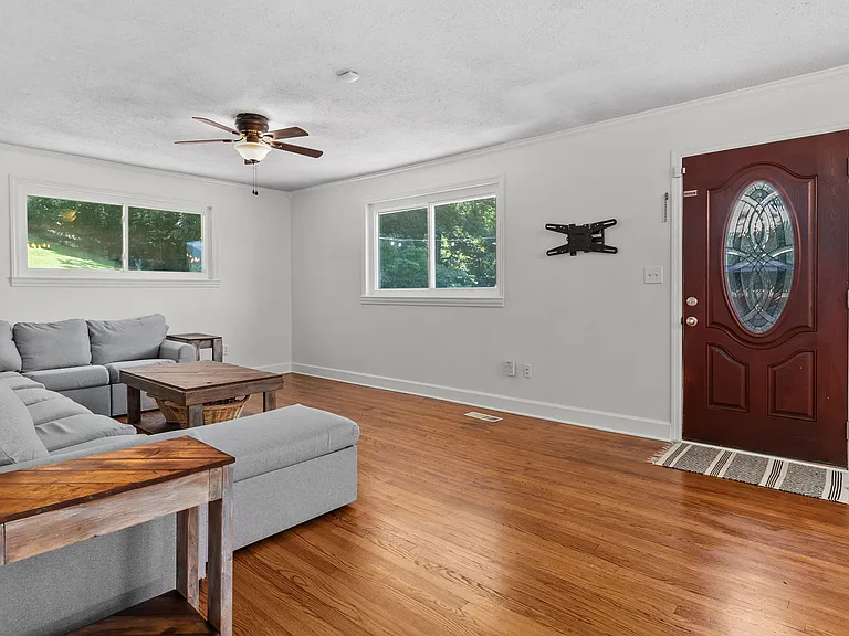 969 Henderson Ave — Photo 16