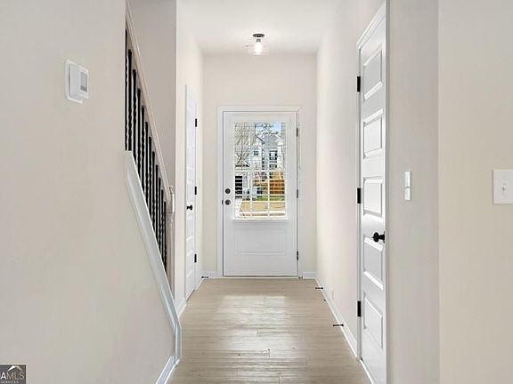 4th image of 154 Red Oak Ln