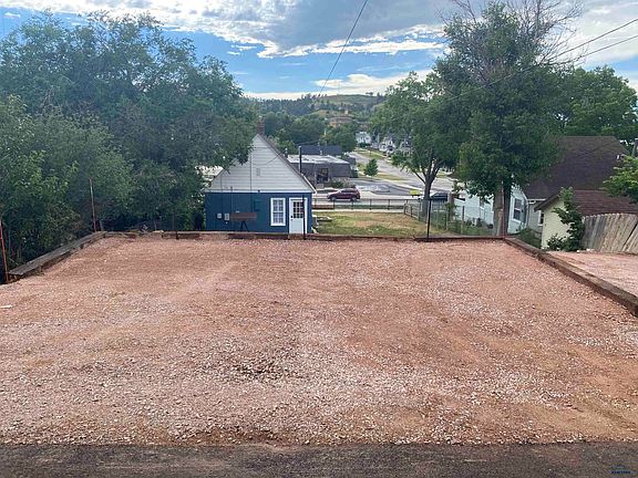 3rd image of 1110 Mount Rushmore Rd