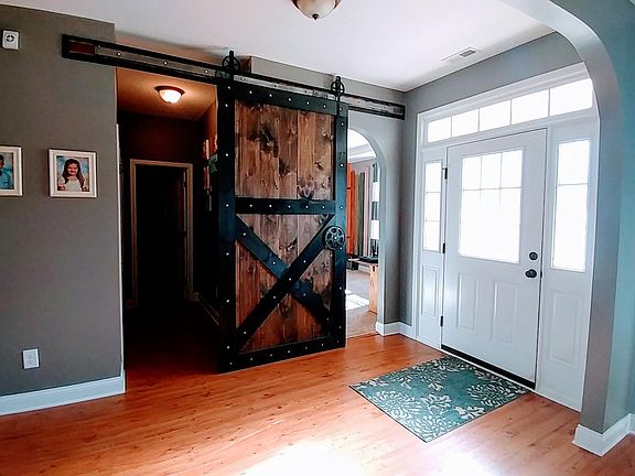 Entrance, view of office