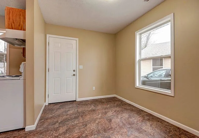 652 N Belview Ave #B — Photo 3