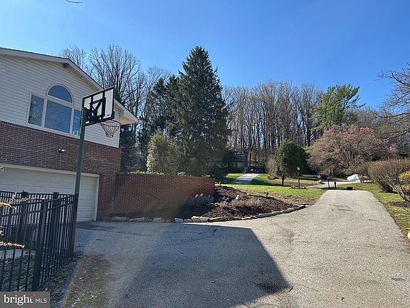 4th image of 802 Stone Barn Rd