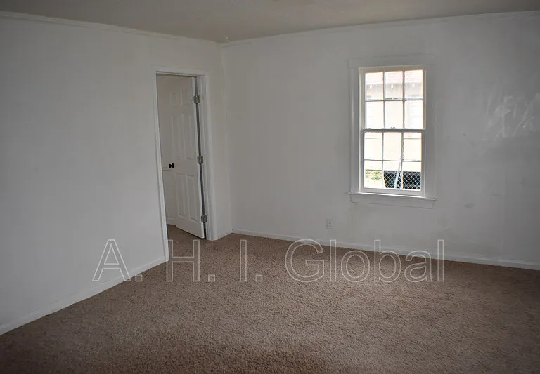 3806 S Taylor St — Photo 2