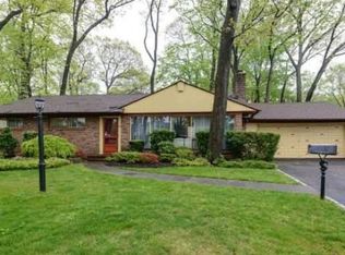 60 Crescent Ln, Roslyn Heights, NY 11577