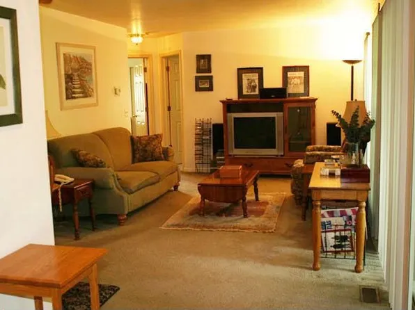 957 Little Falls Ct #99-6, Elk Grove Village, IL 60007