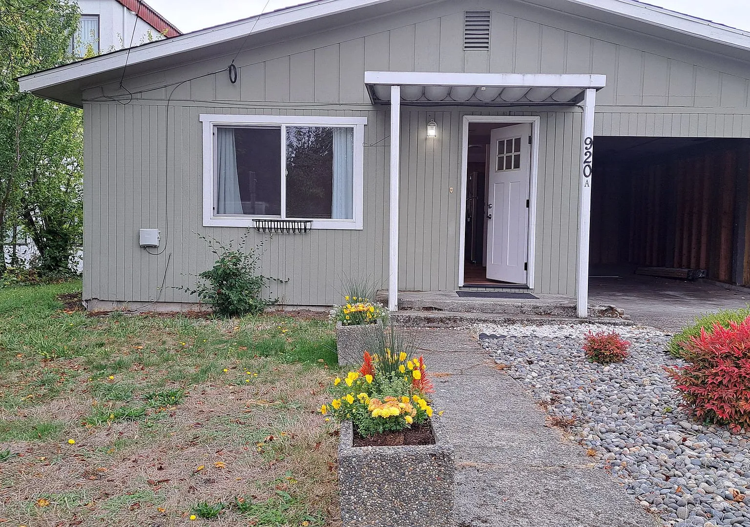 Cozy 1 Bedroom Cottage Style Duplex — Photo 1