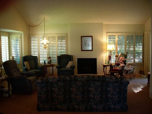 Large Faimly rm w/fireplace