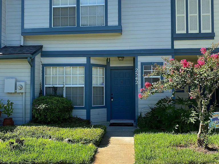 2542 Lancaster Ct — Photo 1