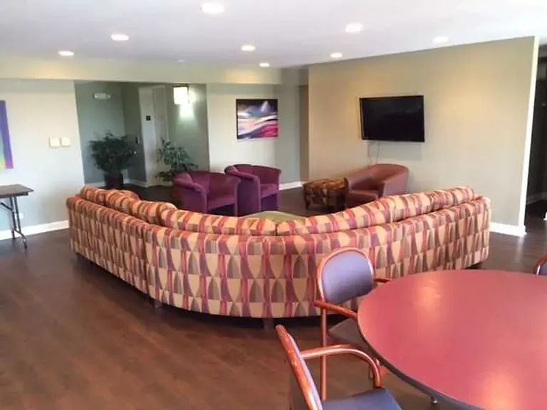Elmhurst Place — Photo 10