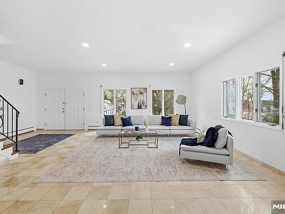 5th image of 360 Valley View Ave