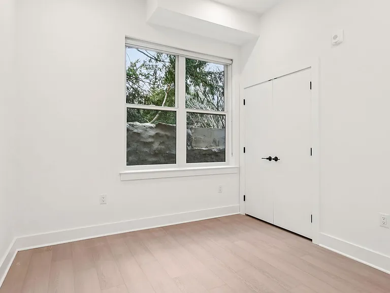 20 West — Photo 395