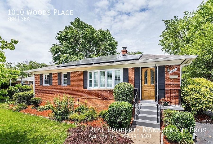 1st image of 1010 Woods Pl