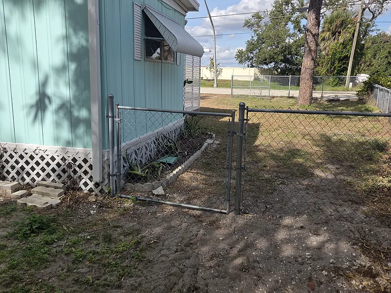 300 Pinewood Ave — Photo 6