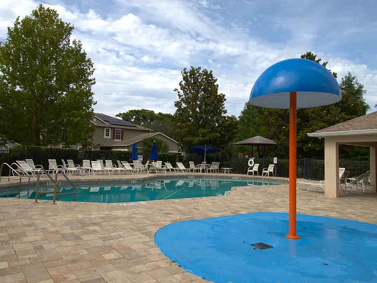 410 Sandringham Ct — Photo 3