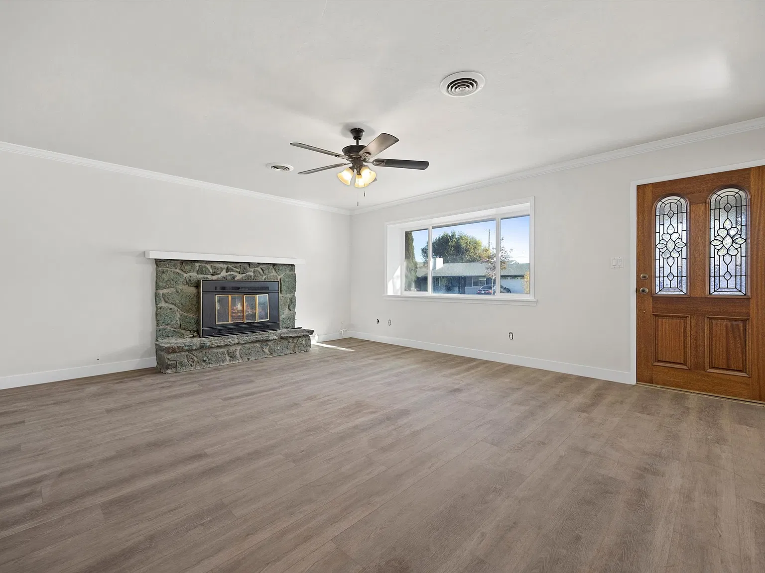 3 bed, 1200 sqft, $2,400 — Photo 2