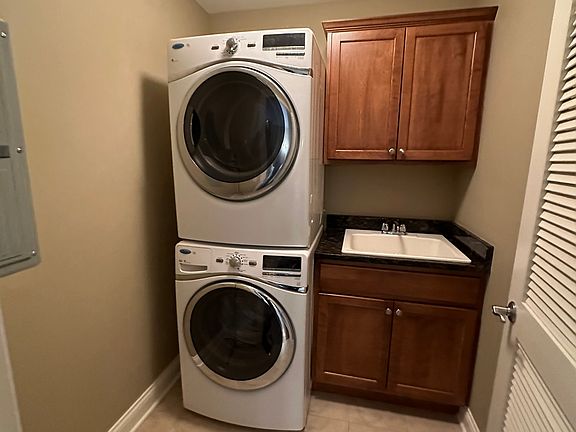3rd image of 2-524 Itasca Pl