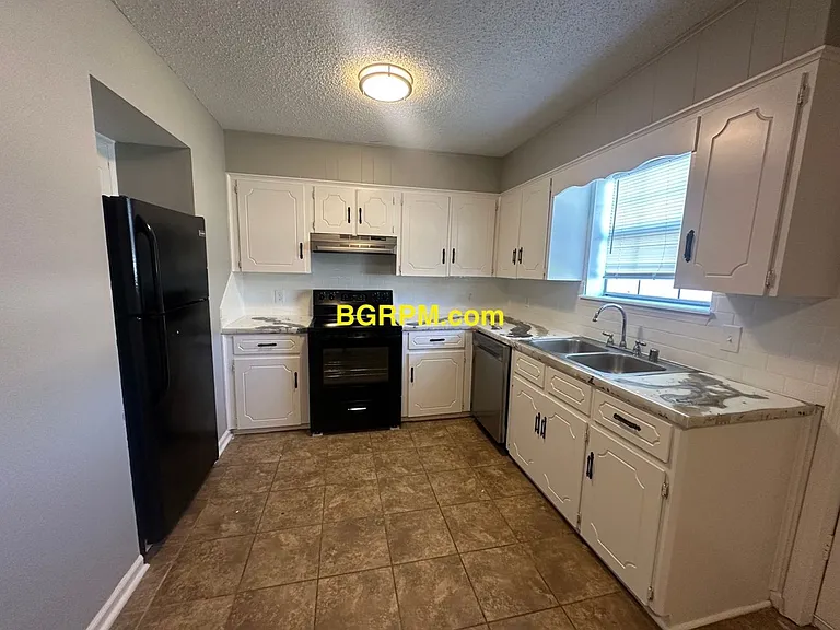 1099 W Elm St — Photo 31