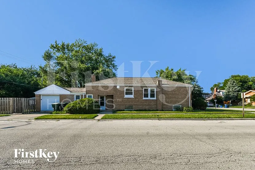 3 bed, 1.0 bath, 1108 sqft, $2,805 — Photo 2