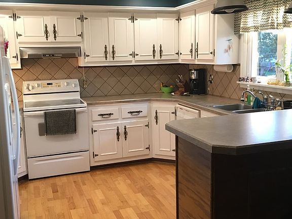 Open kitchen with bar