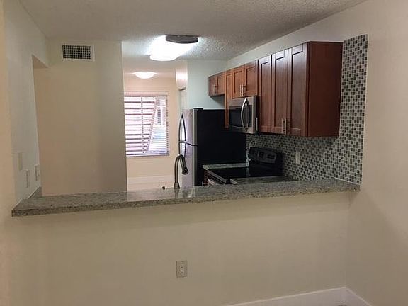 2nd image of 3102 Glenmoor Dr