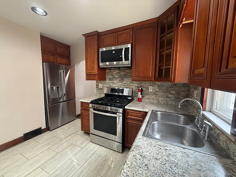 158 Frank St — Photo 3