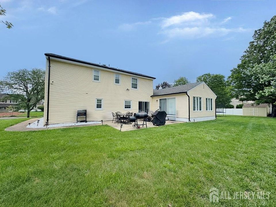 2nd image of 21 Thornton Ln