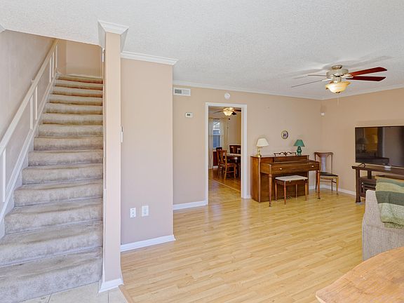 5th image of 415 Parkdale Dr APT 16B