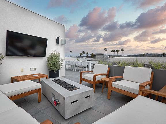 3rd image of 2929 S La Brea Ave