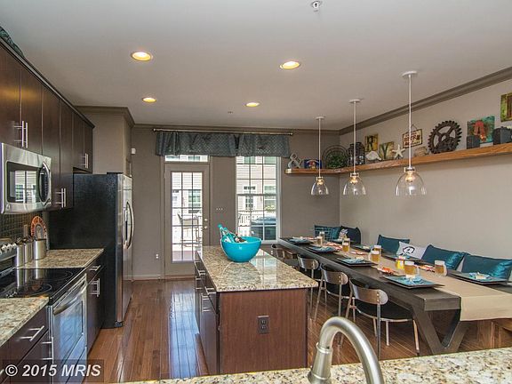 OPEN KITCHEN - GREAT FOR ENTERTAINING