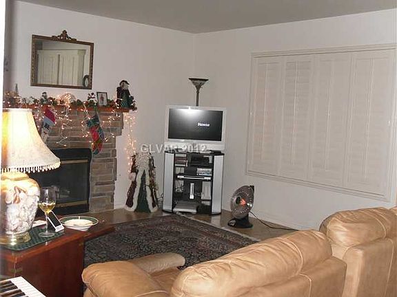 4th image of 8104 W Gilmore Ave