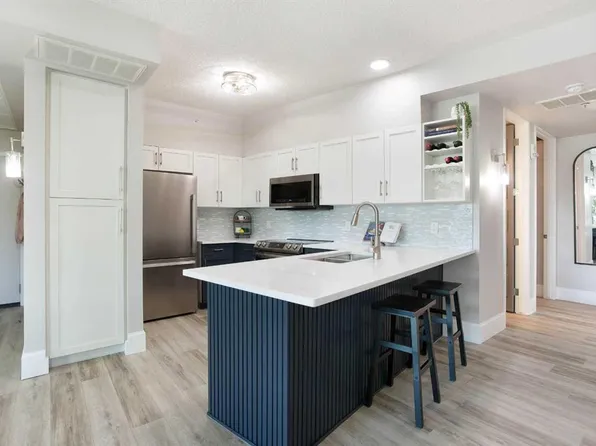205 NW Riverfront Ave SW #201, Calgary, AB T2P 5K4