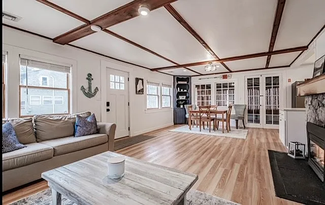 3 bed, 1200 sqft, $2,500 — Photo 3