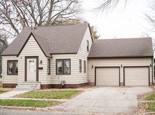 287 N Park Ave, Le Center, MN 56057