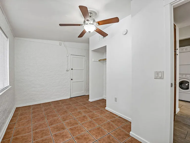 1121 E 9th St #1 — Photo 20