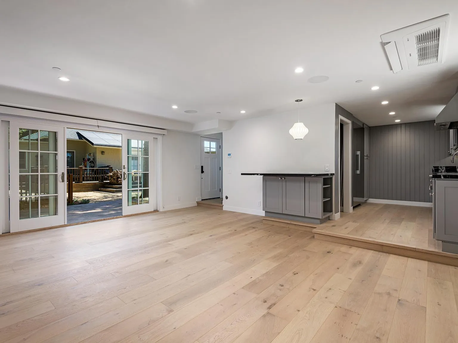 3 bed, 2.0 bath, 1500 sqft, $7,750 — Photo 2
