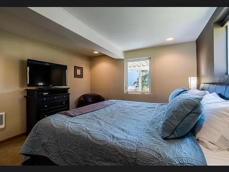 595 Green Ave — Photo 24