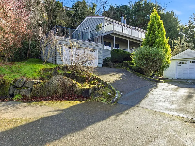 1058 California Ln SW — Photo 1